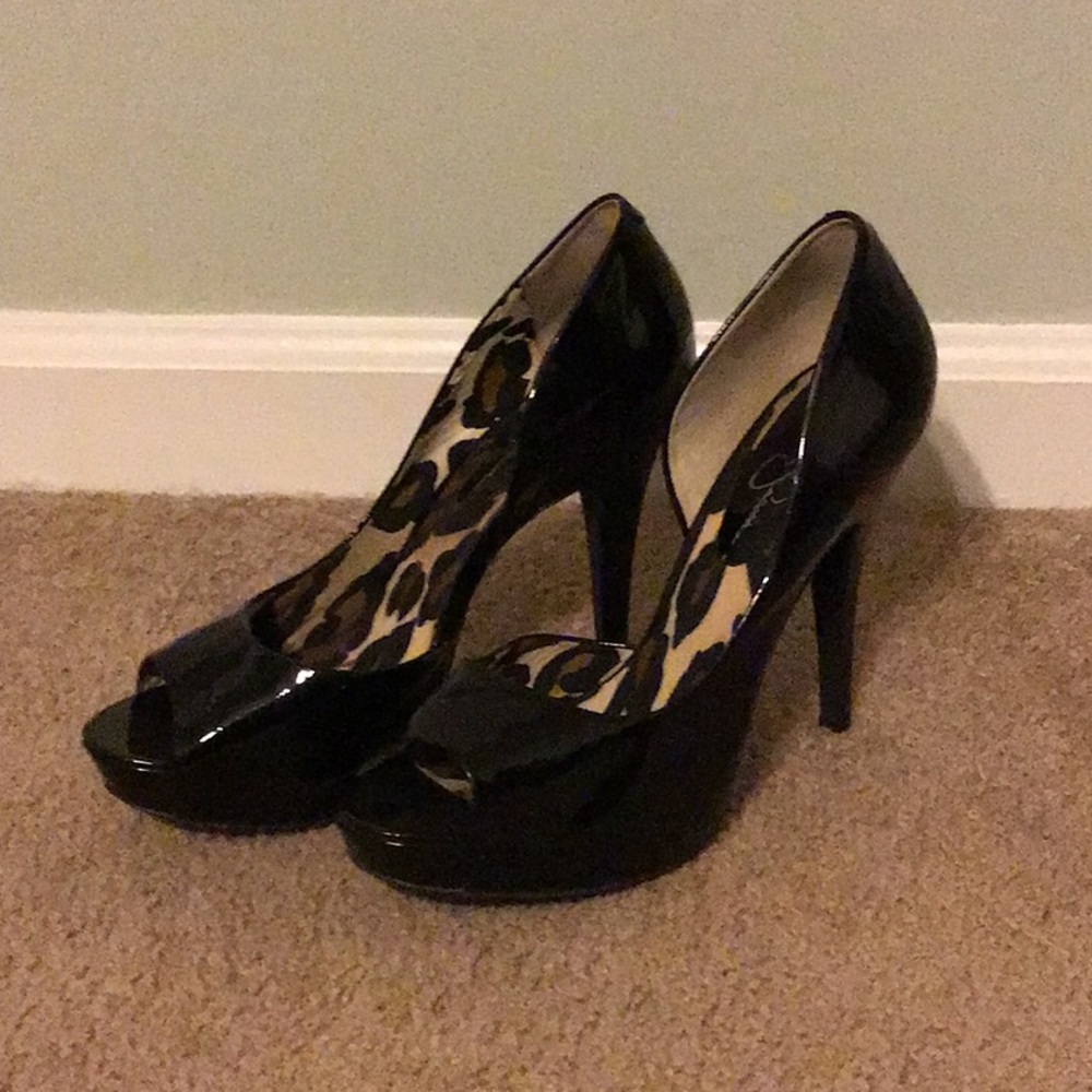 Black pumps